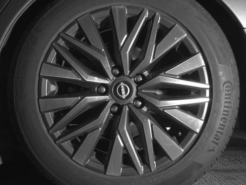 Used 2025 Nissan Altima 2.5 SV FWD image 14