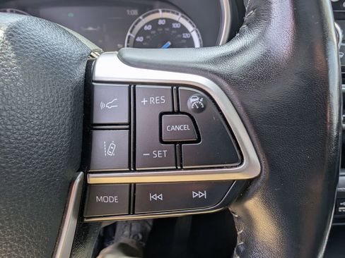 Used 2022 Toyota Highlander XLE AWD/4WD image 27