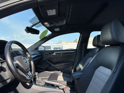 Used 2018 Volkswagen Passat 3.6 image 12