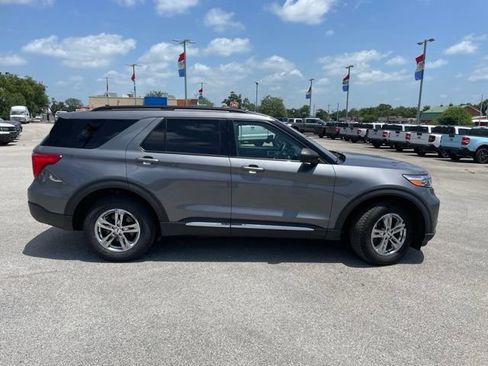 Used 2022 Ford Explorer XLT w/ Equipment Group 202A AWD/4WD image 9