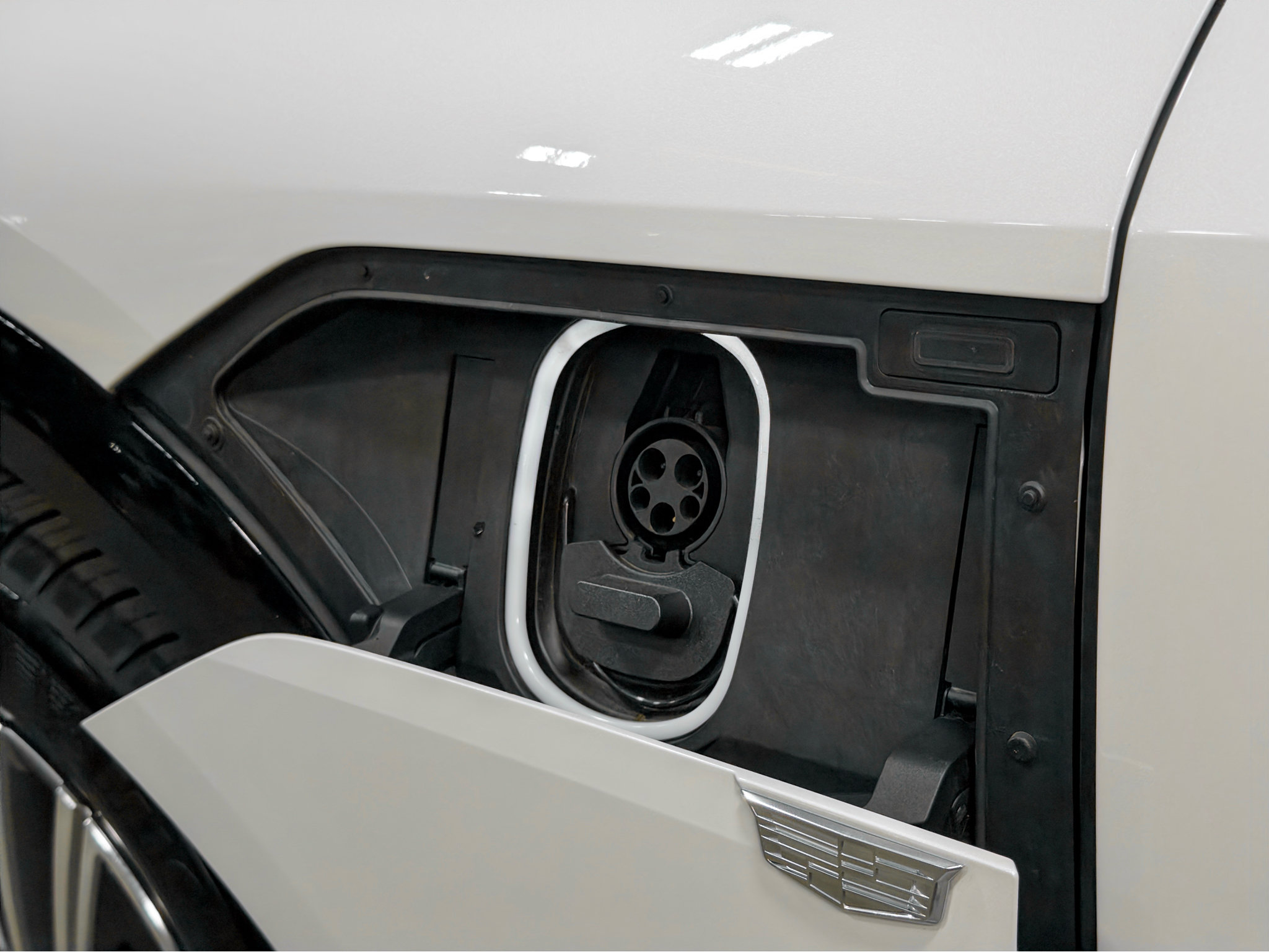 Used 2025 Cadillac Lyriq Luxury AWD/4WD image 5