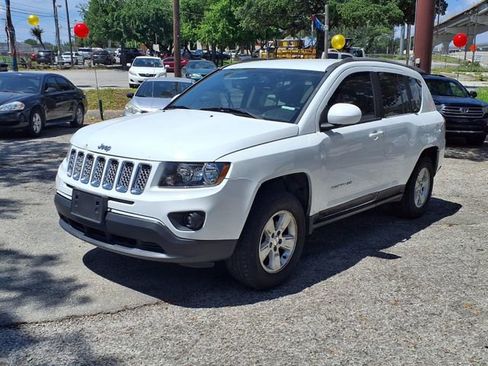 Used 2016 Jeep Compass Latitude FWD image 3