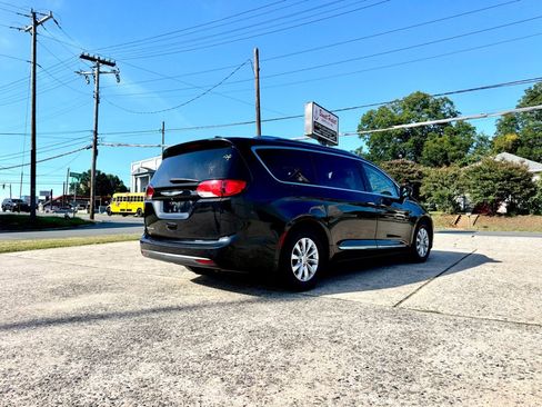 Used 2019 Chrysler Pacifica Touring-L FWD image 5