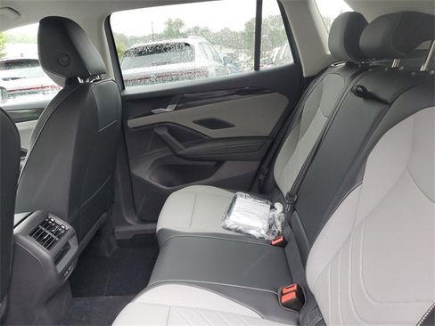 New 2025 Volkswagen Tiguan SE image 12