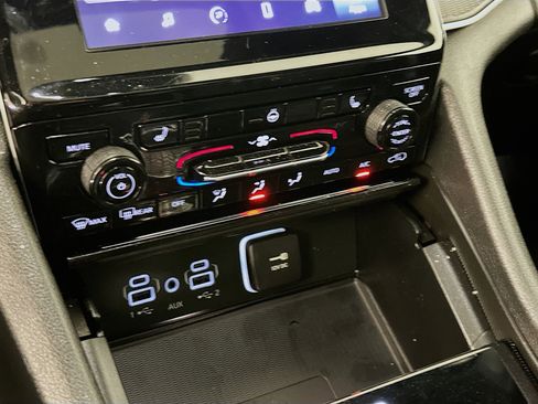 Used 2024 Jeep Grand Cherokee Altitude image 23