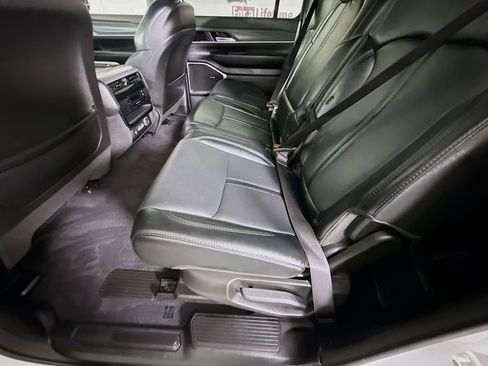 Used 2024 Jeep Wagoneer L Series II w/ Flexible Seating Group AWD/4WD image 28