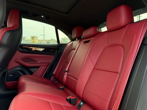 Used 2025 Porsche Macan 4 Electric image 27