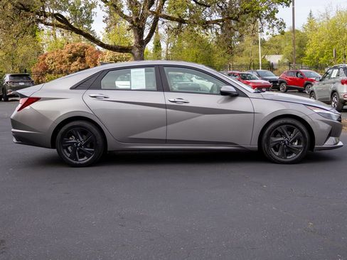 Certified 2022 Hyundai Elantra SEL w/ Preferred Accessory Package FWD image 6