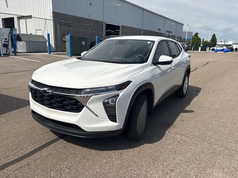 Used 2024 Chevrolet Trax LS w/ LS Convenience Package FWD image 3