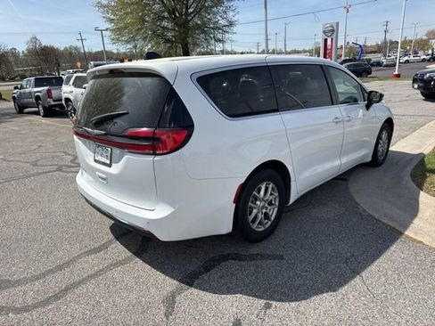 Used 2024 Chrysler Pacifica Touring-L FWD image 7