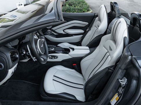 Used 2021 Aston Martin V8 Vantage Roadster image 10