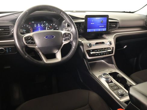 Used 2021 Ford Explorer XLT AWD/4WD image 2
