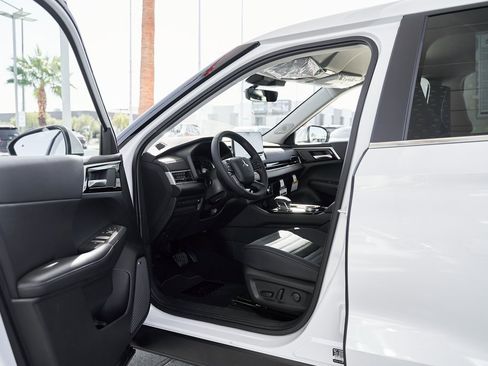 New 2025 Mitsubishi Outlander SE image 18