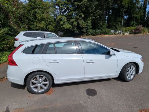 Used 2016 Volvo V60 T5 Premier FWD image 10