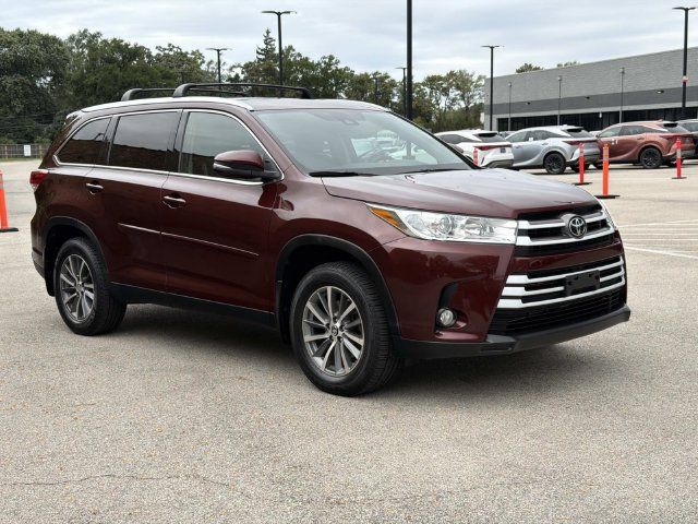 Used 2019 Toyota Highlander XLE AWD/4WD image 3
