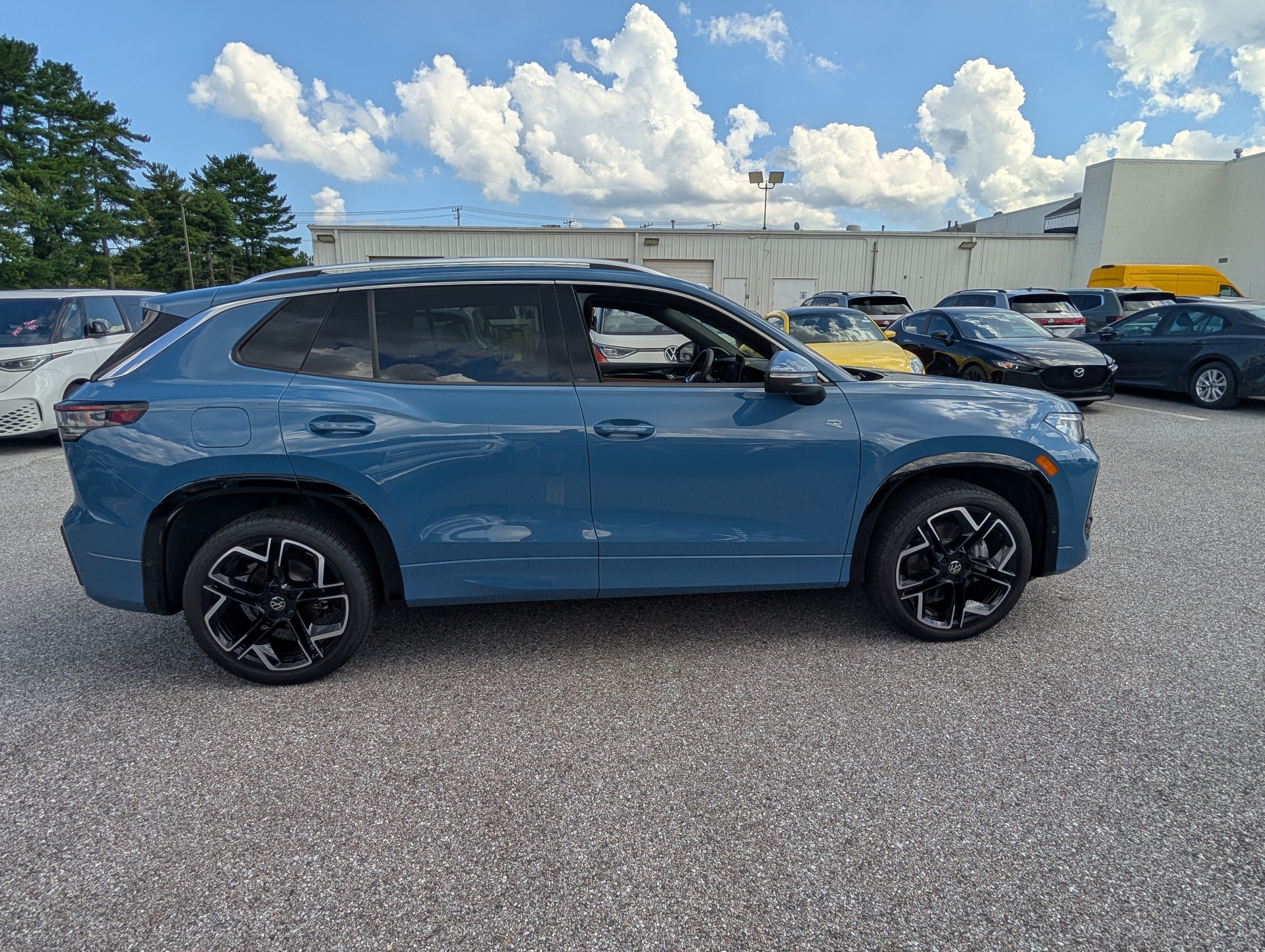 Used 2025 Volkswagen Tiguan SEL R-Line AWD/4WD image 2