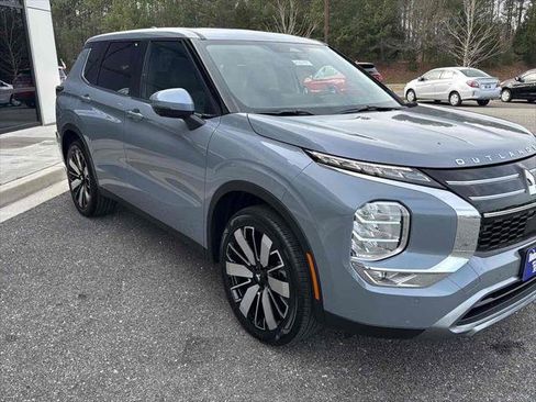 New 2026 Mitsubishi Outlander SE image 3