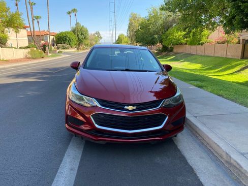 Used 2018 Chevrolet Cruze LT FWD image 2