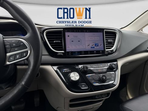 Used 2024 Chrysler Pacifica Touring-L FWD image 15