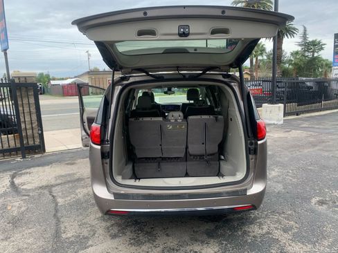 Used 2017 Chrysler Pacifica Touring-L image 46