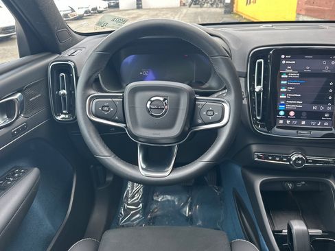 Used 2025 Volvo EX40 Ultra w/ Protection Package Premier image 17