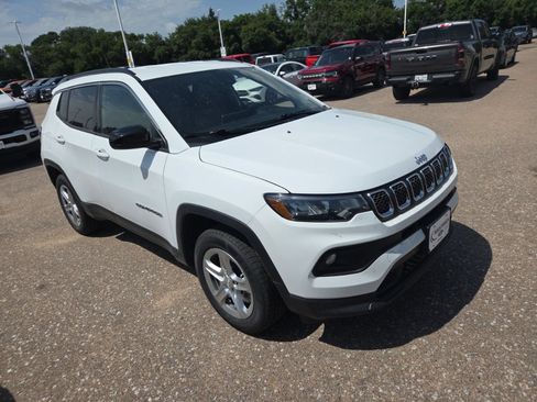 Used 2023 Jeep Compass Latitude AWD/4WD image 8
