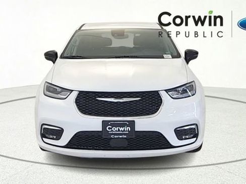 Used 2024 Chrysler Pacifica Touring-L FWD image 2