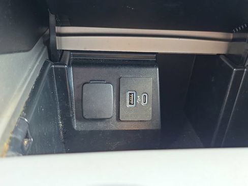 Used 2021 Ford Explorer Limited w/ Equipment Group 301A AWD/4WD image 26