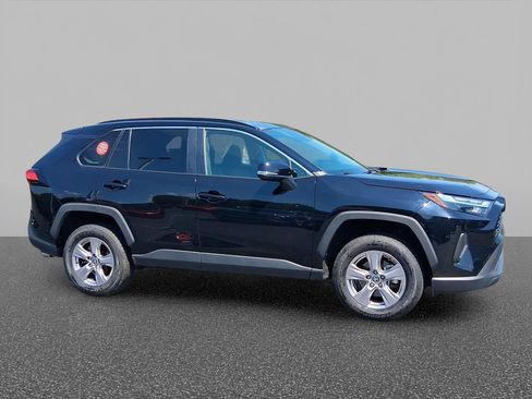 Used 2025 Toyota RAV4 XLE AWD/4WD image 2