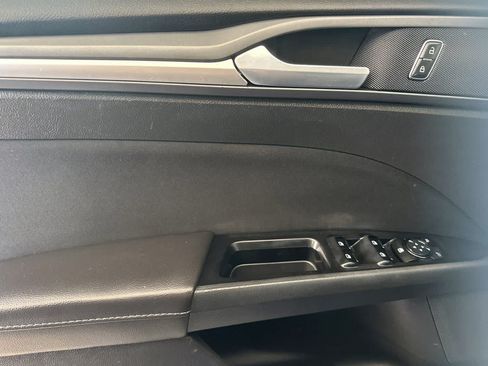 Used 2014 Ford Fusion SE FWD image 12