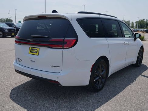 Used 2025 Chrysler Pacifica Limited FWD image 6