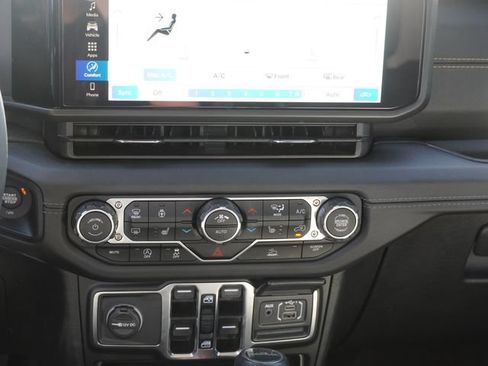 Used 2025 Jeep Gladiator Sport AWD/4WD image 12