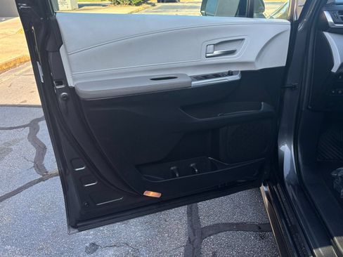 Used 2025 Toyota Sienna XLE FWD image 20