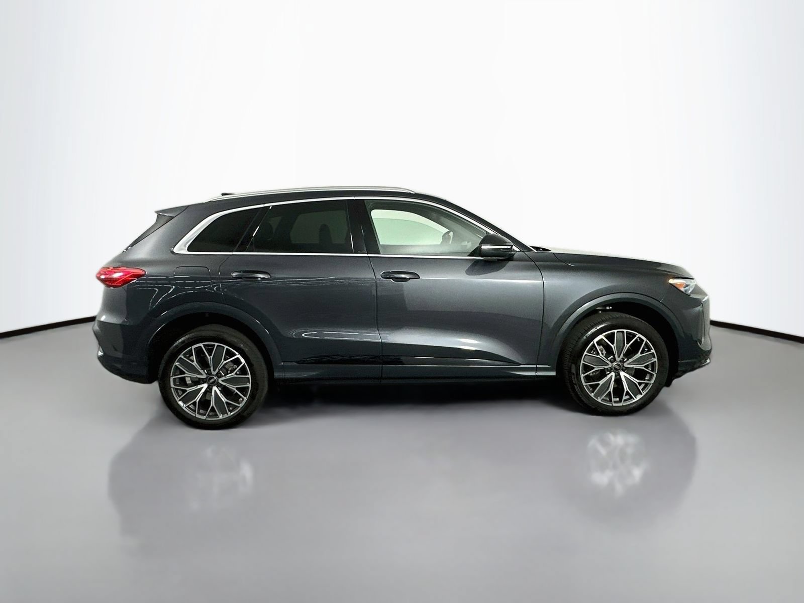 Used 2025 Audi Q5 Premium Plus w/ Premium Plus AWD/4WD image 8