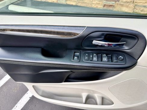 Used 2014 Chrysler Town & Country Touring w/ Trailer Tow Group image 11