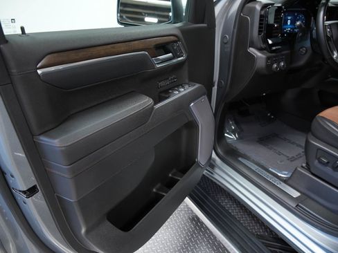 Used 2025 Chevrolet Silverado 1500 High Country w/ Technology Package AWD/4WD image 30