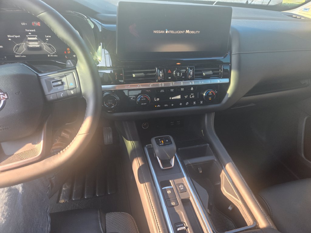 Used 2026 Nissan Pathfinder SL w/ SL Premium Package FWD image 9