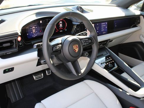 New 2025 Porsche Macan 4S Electric image 4