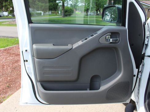 Used 2016 Nissan Frontier SV AWD/4WD image 12