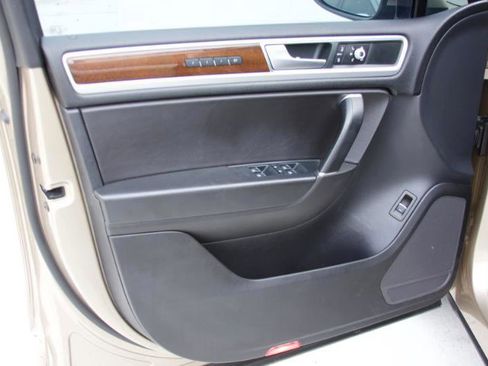 Used 2016 Volkswagen Touareg TDI AWD/4WD image 20