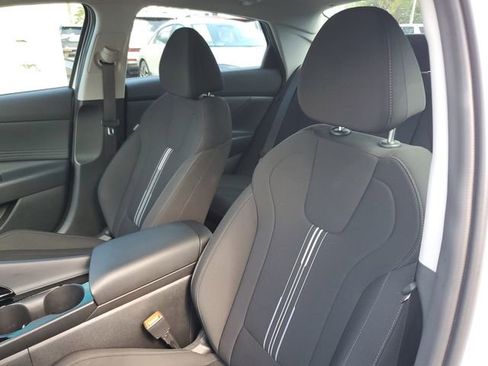 Used 2025 Hyundai Elantra SEL FWD image 11