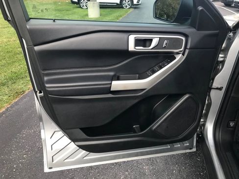 Used 2022 Ford Explorer XLT image 13