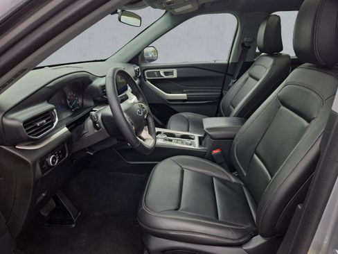 Used 2023 Ford Explorer XLT w/ Equipment Group 202A AWD/4WD image 10