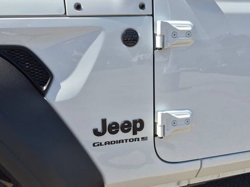 Used 2025 Jeep Gladiator Sport AWD/4WD image 8