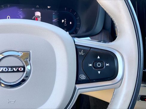 Used 2022 Volvo XC60 B5 Momentum w/ Protection Package Premier image 25
