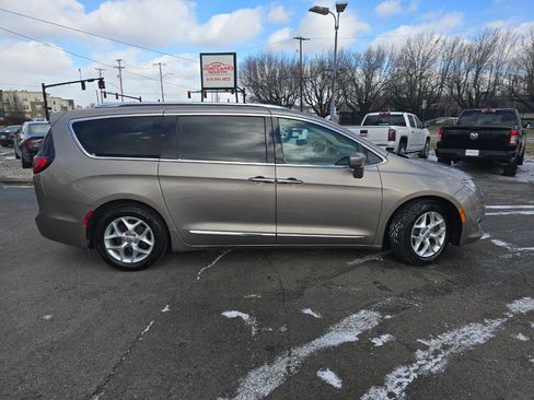 Used 2018 Chrysler Pacifica Touring-L Plus image 4