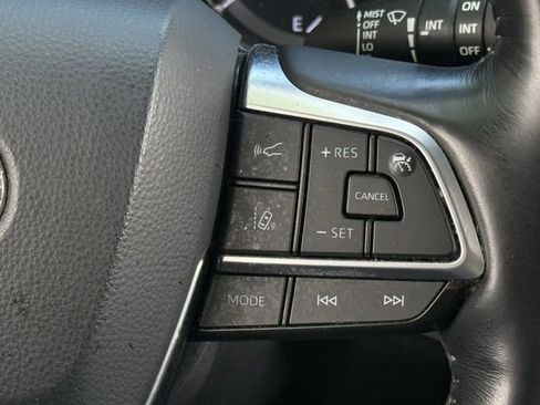 Used 2021 Toyota Highlander Limited image 16