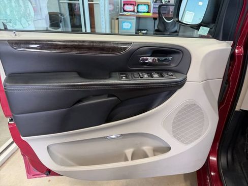 Used 2016 Chrysler Town & Country Touring FWD image 15
