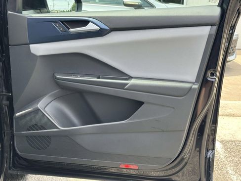 Certified 2023 Volkswagen Taos SE FWD image 9