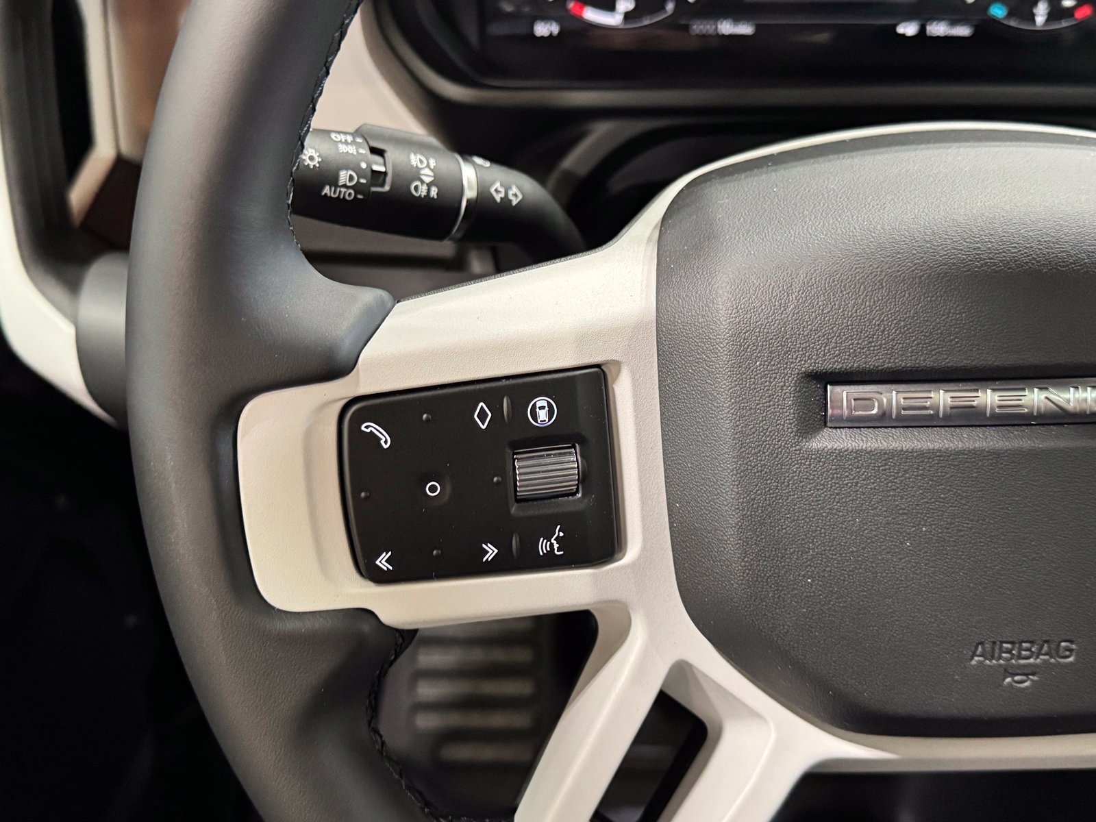 New 2026 Land Rover Defender 110 X-Dynamic SE AWD/4WD image 19
